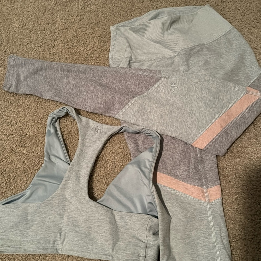 Alo yoga set (includes sports bra and leggings)